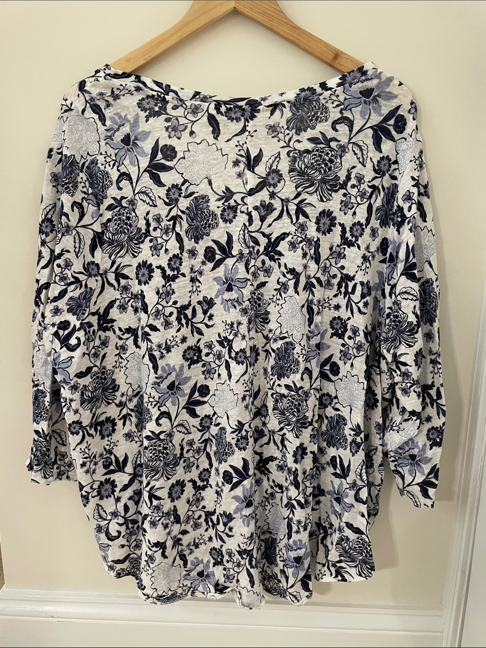 Linen Casual Floral V-Neck Women's Top - Blue & White - Picture 4 of 4